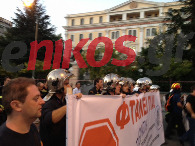 Τώρα-Ένστολοι στη πορεία της ΓΣΕΕ