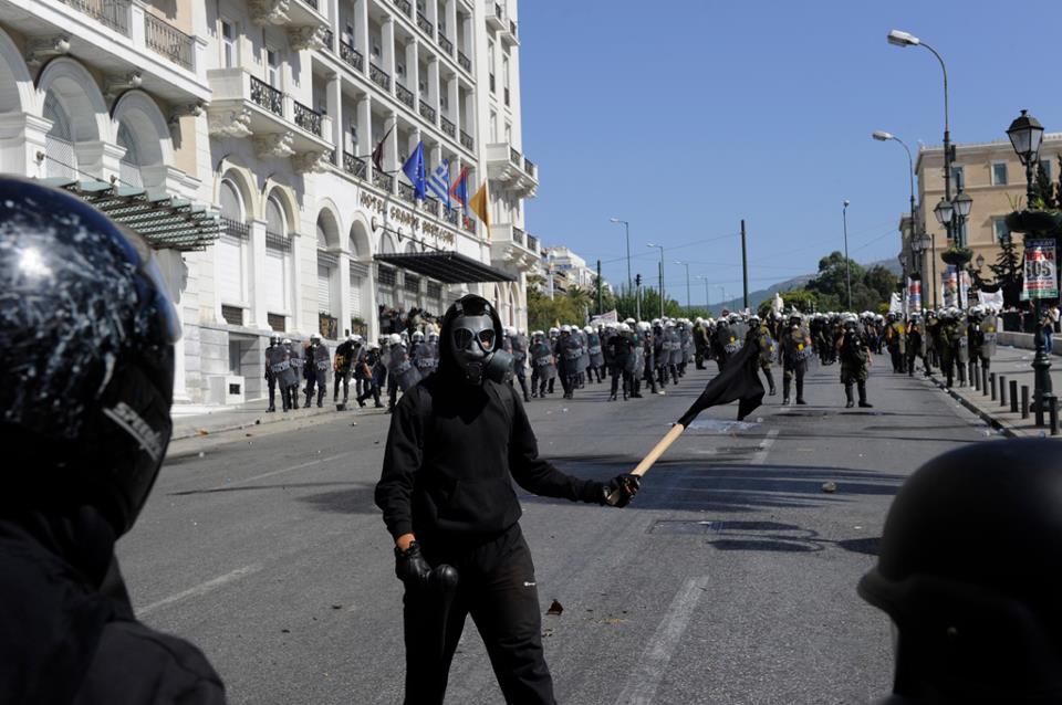 Στιγμές από τη… “μάχη” του Συντάγματος