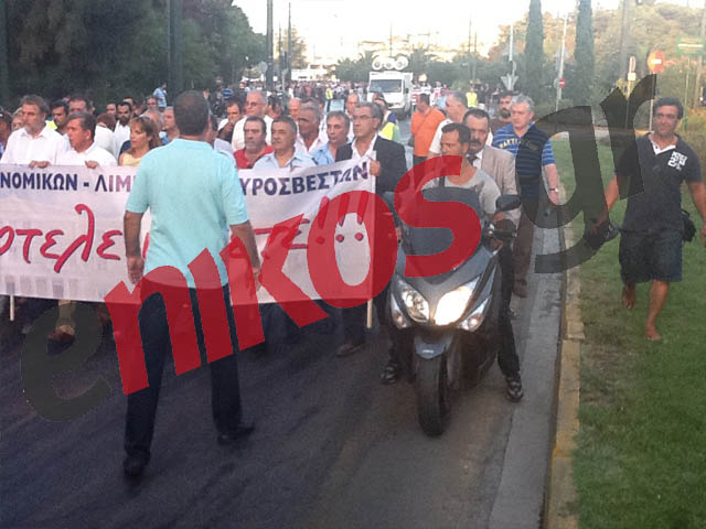 Τώρα- Με δίκυκλο στην πορεία βουλευτής της Χρυσής Αυγής