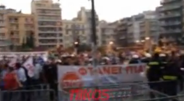 Βίντεο: Συνθήματα έξω από το Υπουργείο