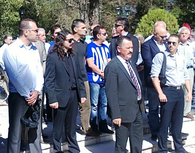 “Εγέρθητι” στους βουλευτές της Χ.Α.