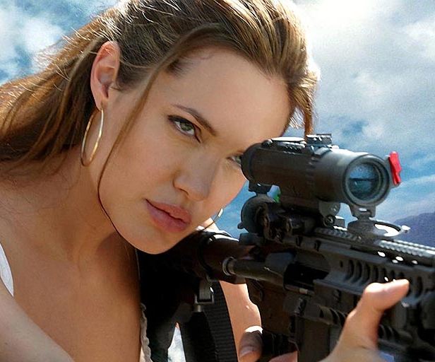 Χάρισε όπλα στη Jolie!