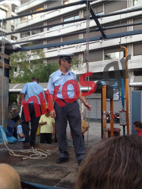 Τώρα – «Κρεμάλα» έξω από το Υπουργείο Οικονομικών