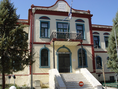 Ψάχνουν λεφτά να το φτιάξουν