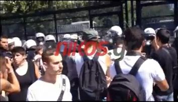 Βίντεο- Διαδηλωτής σκαρφαλώνει στα κιγκλιδώματα