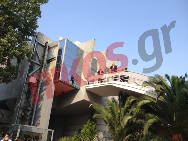 Ενώ περιμένει τον Σαμαρά…