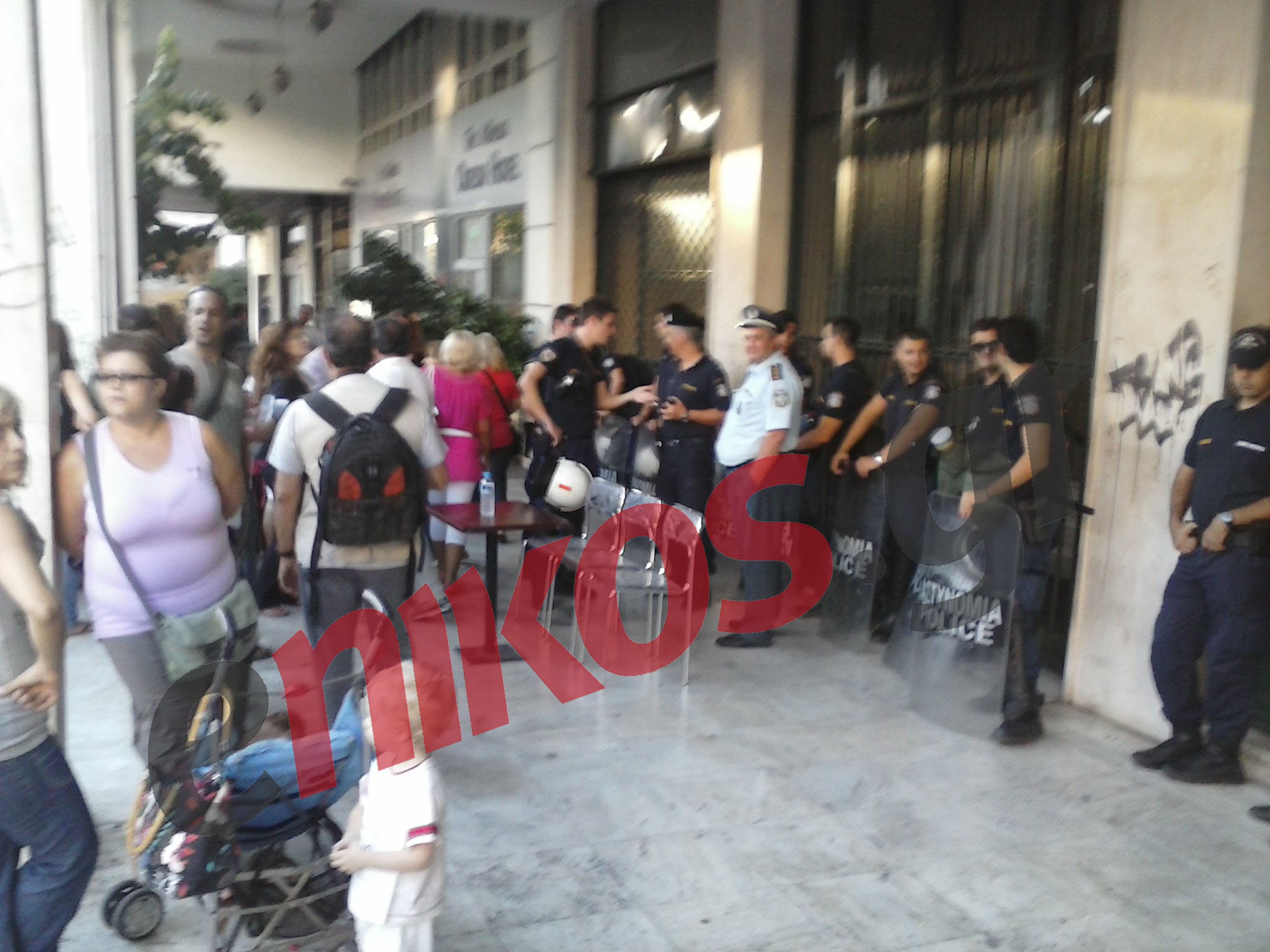 Τώρα – ΜΑΤ , μητέρες και παιδιά έξω από το Υπουργείο Εργασίας