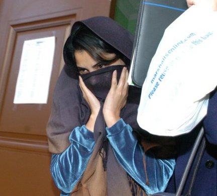 Αποκεφάλισε τον βιαστή της