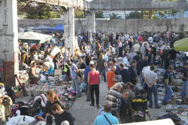 Μια βιβλιοθήκη μέσα από τα σκουπίδια