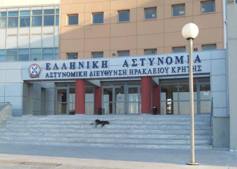 Μαμά & γιος κοιμούνται στο τμήμα