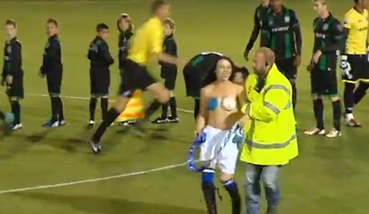 Μπήκε μέσα…γυμνόστηθη!