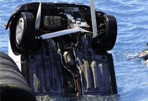 Αυτοκίνητο έπεσε στη θάλασσα