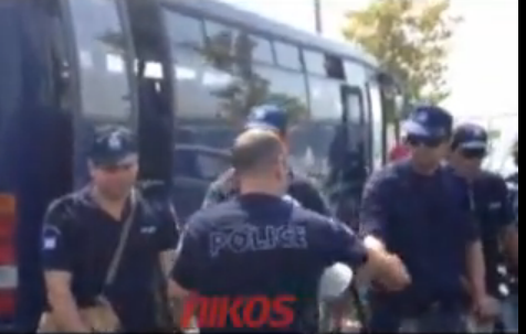 Βίντεο: Χειραψίες αστυνομικών – ΜΑΤ