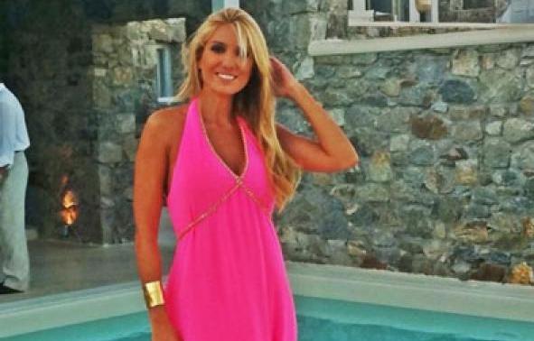 Το ροζ φόρεμα της Παπαβασιλείου