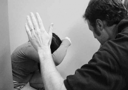 Μάστιγα η ενδοοικογενειακή βία