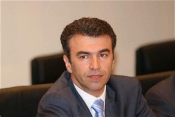 ”Ο λαός συγκλονίζεται από τα σκάνδαλα”