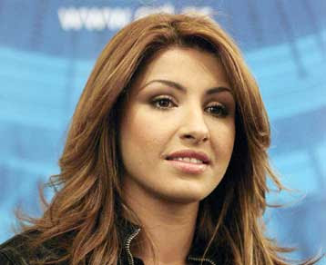 “Eγδυσαν” την Παπαρίζου