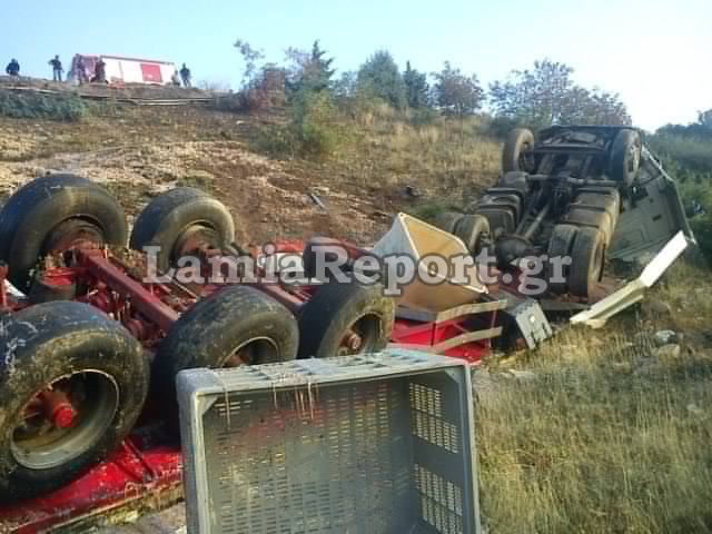 Τώρα-Φωτο:Νταλίκα έπεσε σε γκρεμό. Ψάχνουν τον οδηγό