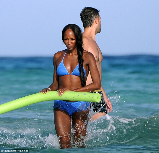 Η Ναόμι σε μπλε φόντο