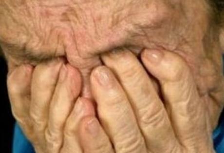 Έκλεψαν και χτύπησαν ηλικιωμένη