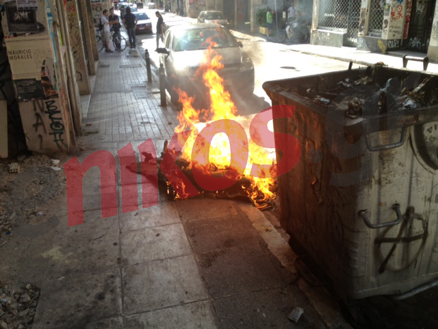 Τώρα-Καμένοι κάδοι και στα Εξάρχεια