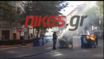 Βίντεο-Τα ΜΑΤ σβήνουν φωτιές στους κάδους