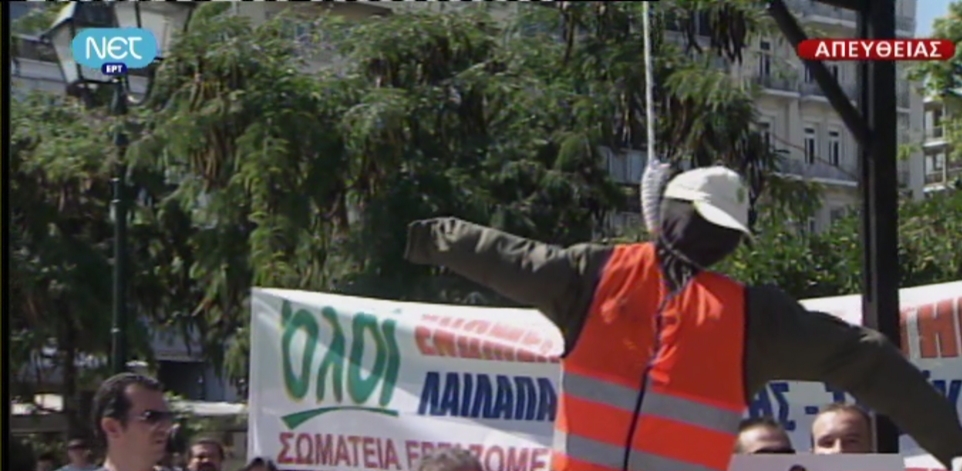 Τώρα-Βίντεο.’Εστησαν κρεμάλα στο Σύνταγμα