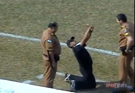 “Δεν βγαίνω, βάλε μου χειροπέδες”