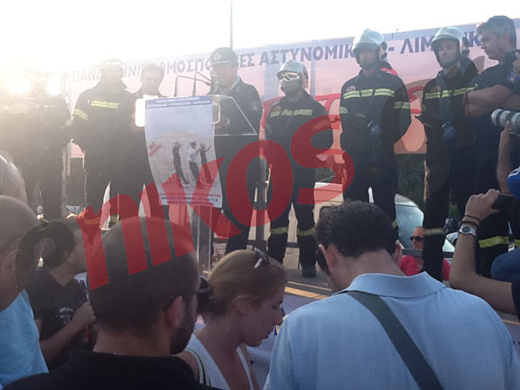 Τώρα-Αποθεώθηκε ο πυροσβέστης