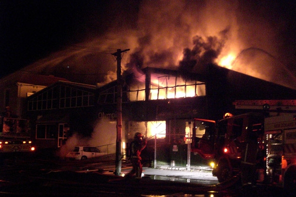 Φωτιά σε αποθήκη επίπλων