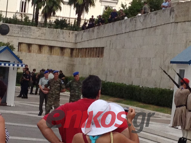 Τα ΜΑΤ και οι τσολιάδες