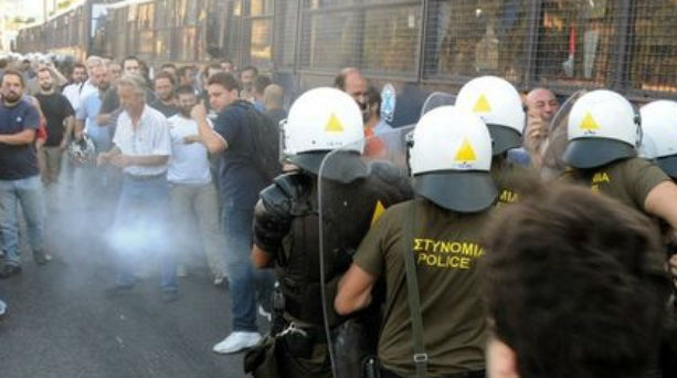 ΜΑΤ στο μπλόκο της εθνικής