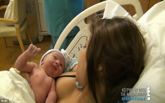 Γέννησε μπροστά στις κάμερες