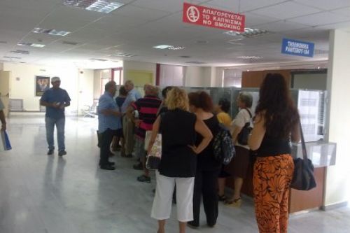Στην ουρά για ένα ραντεβού στο ΙΚΑ