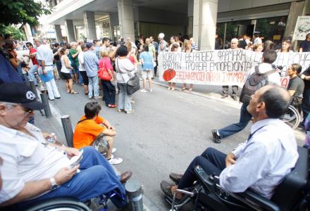 “Μας οδηγούν σε κοινωνική ευθανασία”