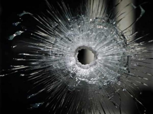 «Γάζωσαν» βιτρίνα καταστήματος