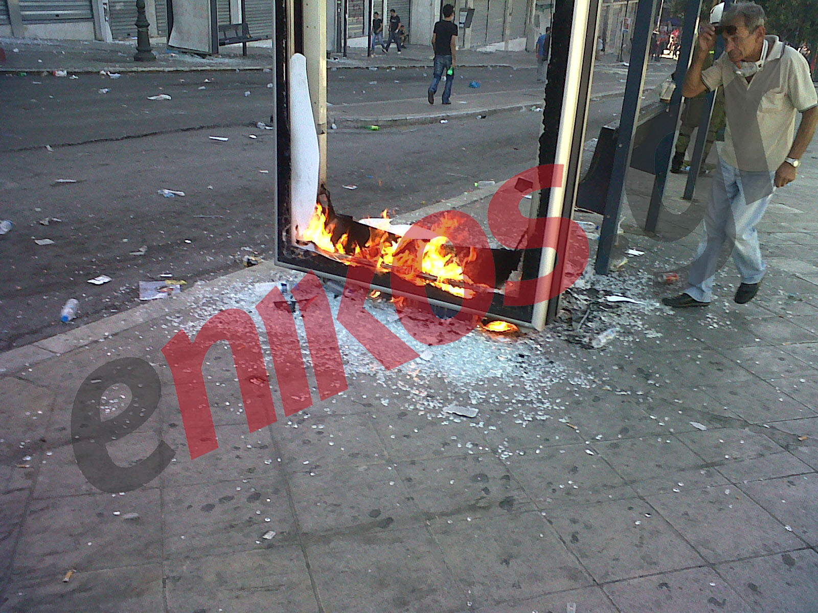 Τώρα -Καίγεται στάση λεωφορείου