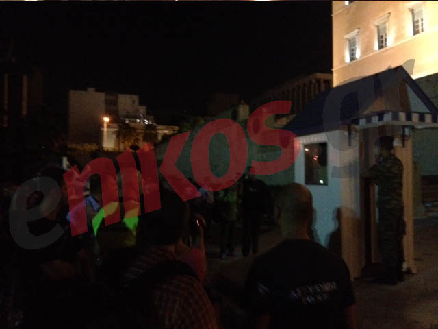 Τώρα – Στο μνημείο του Άγνωστου Στρατιώτη