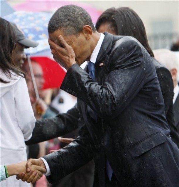 Πολιτικοί… κάτω από τη βροχή