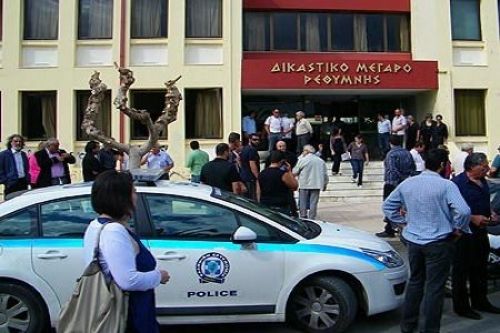 Στο δικαστήριο με ειδικό κρεβάτι