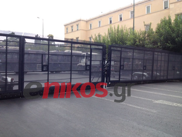 Στήθηκε ο φράκτης στη Βουλή