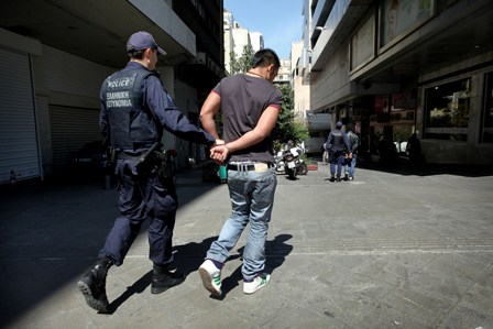 Ζητούσαν τα χαρτιά από μετανάστες