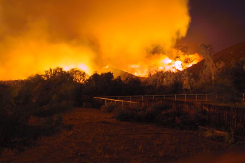 Μαίνεται η φωτιά στη Μεγαλόπολη