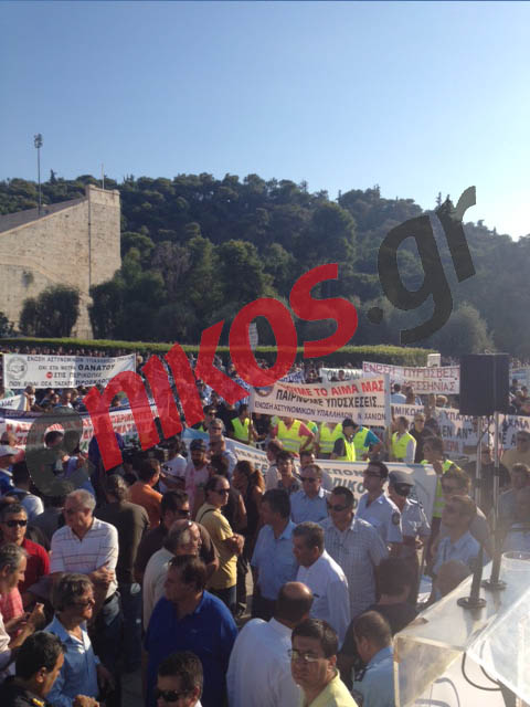 Τώρα – Εικόνες από τη συγκέντρωση των αστυνομικών στο Καλλιμάρμαρο