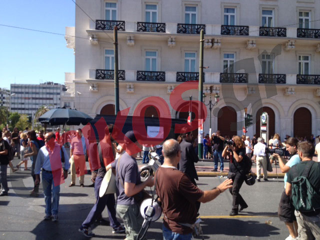 Τώρα – Περιφέρουν το φέρετρο με τα εργασιακά δικαιώματα