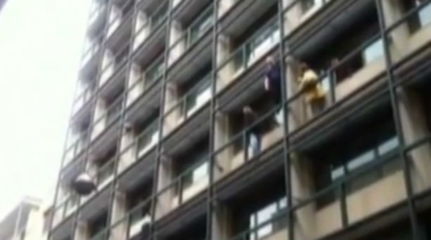 Πήρε αγκαλιά τον διευθυντή και απειλούσε να πέσει!