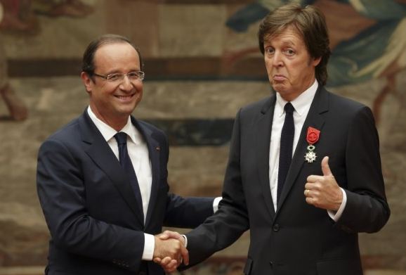 Ο Ολάντ τίμησε ένα… ”σκαθάρι”