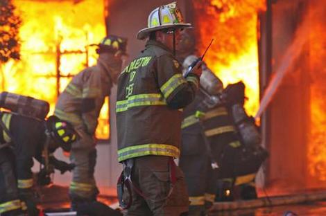 4χρονος βγήκε από φλεγόμενο σπίτι