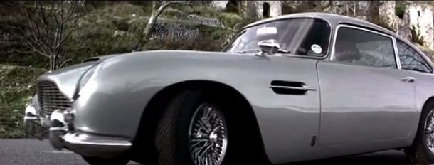 Bond καταδιώκει Bond