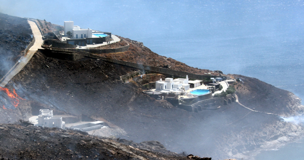 Κινδύνευσαν τα εξοχικά Στουρνάρα-Παπαντωνίου